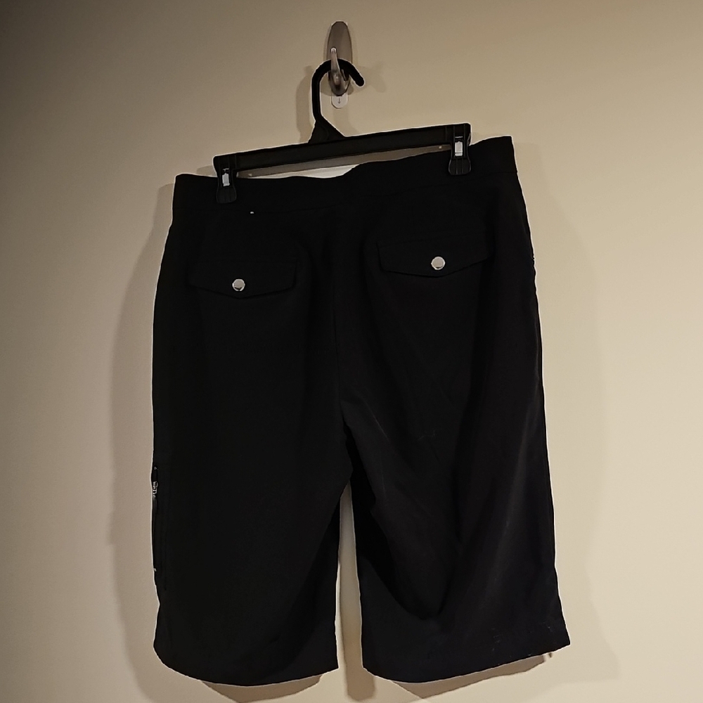 Zenergy By Chicos Stylish Women's Black Golf Shorts. Size 1 (M). - Picture 3 of 3